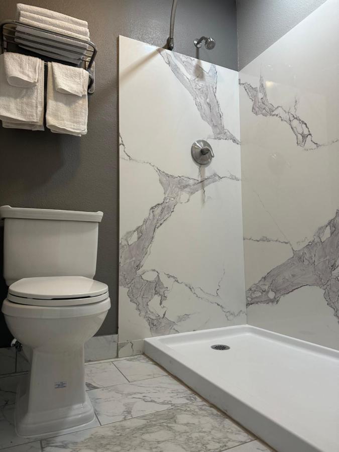 Royal Motel Tracy Εξωτερικό φωτογραφία
