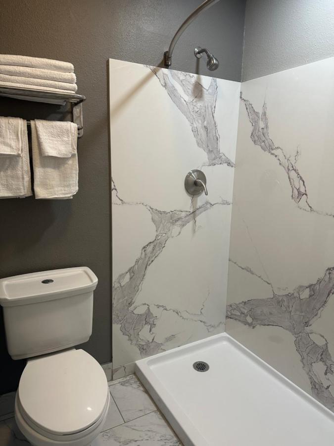 Royal Motel Tracy Εξωτερικό φωτογραφία